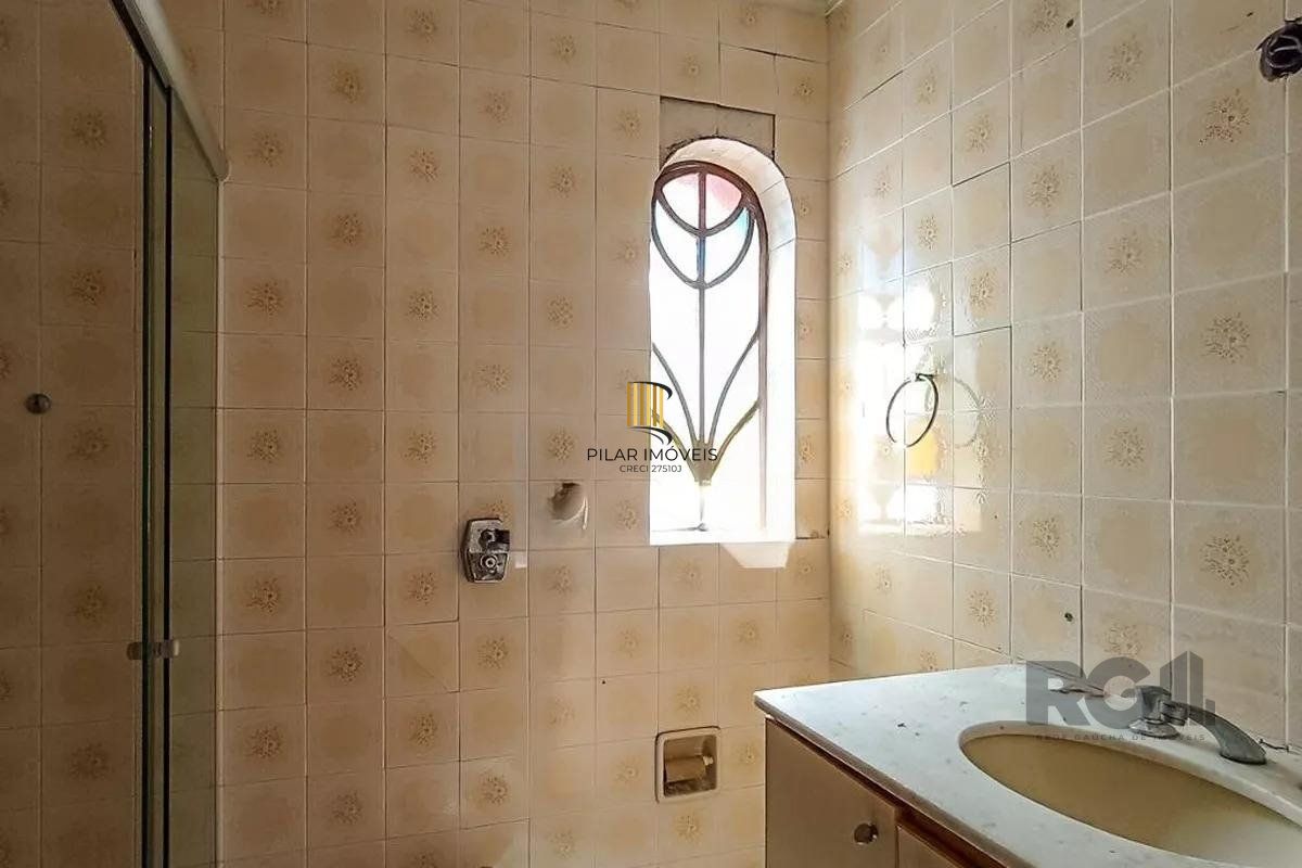  Apartamento amplo com dois dormitórios no bairro Rio Branco  em Porto Alegre. 