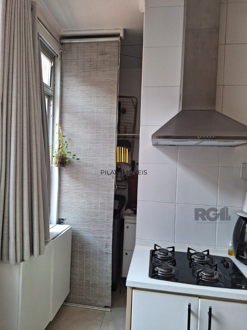 Apartamento de quatro dormitórios e uma vaga de garagem no bairro Bom Fim em Porto Alegre.