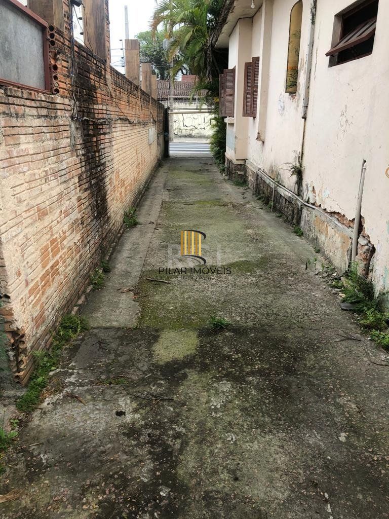 Casa/terreno medindo 200m² de privativo, 550m² totais  no bairro Partenon, 9 vag