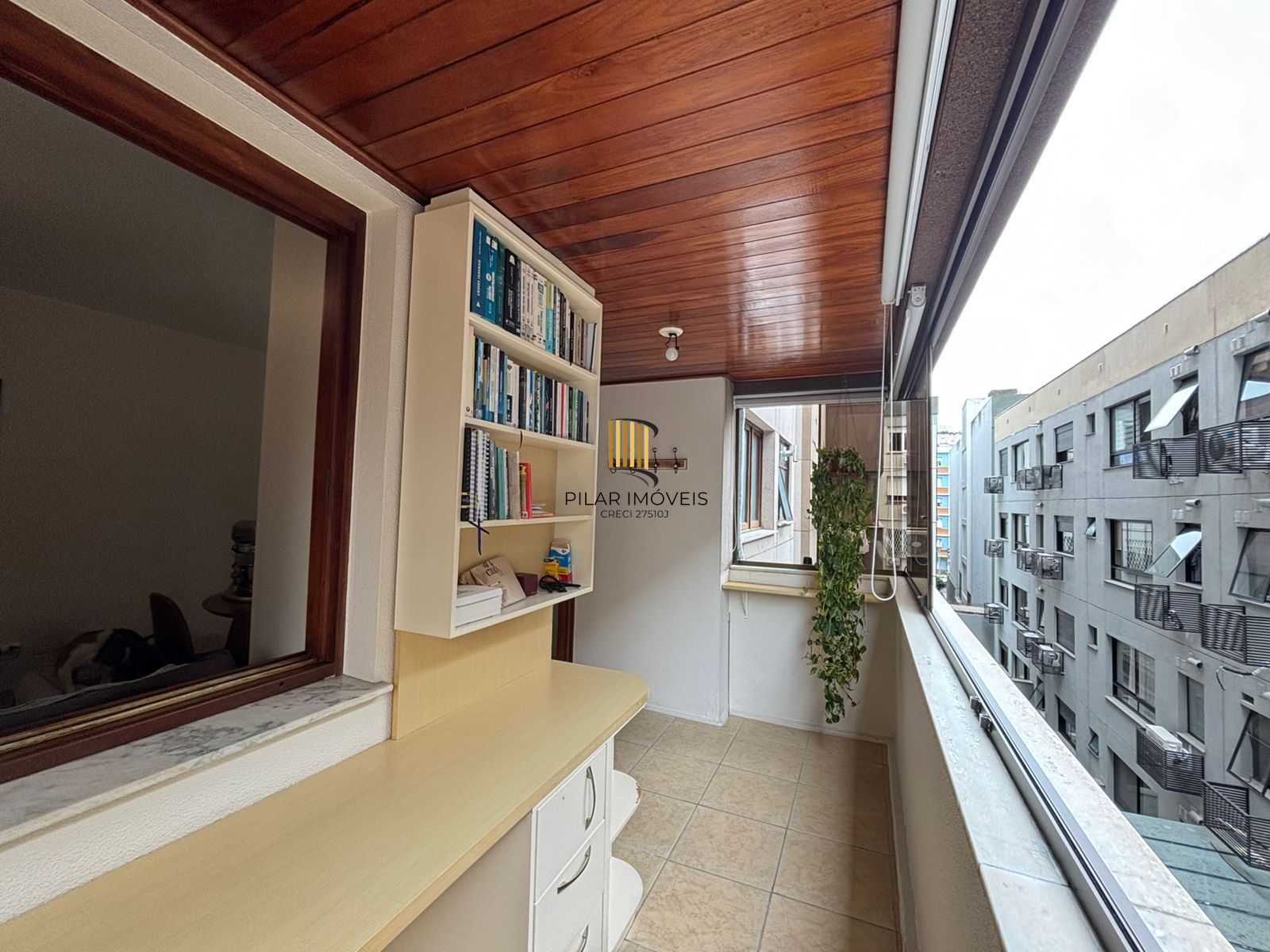 Apartamento de dois quartos e uma vaga de garagem no bairro Bom Fim em POA/RS