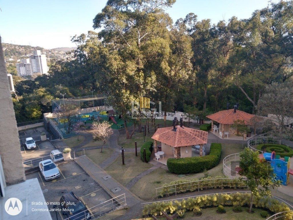 Apartamento de três dormitórios, suíte e uma vaga de garagem no bairro Jardim Carvalho em Porto Alegre.