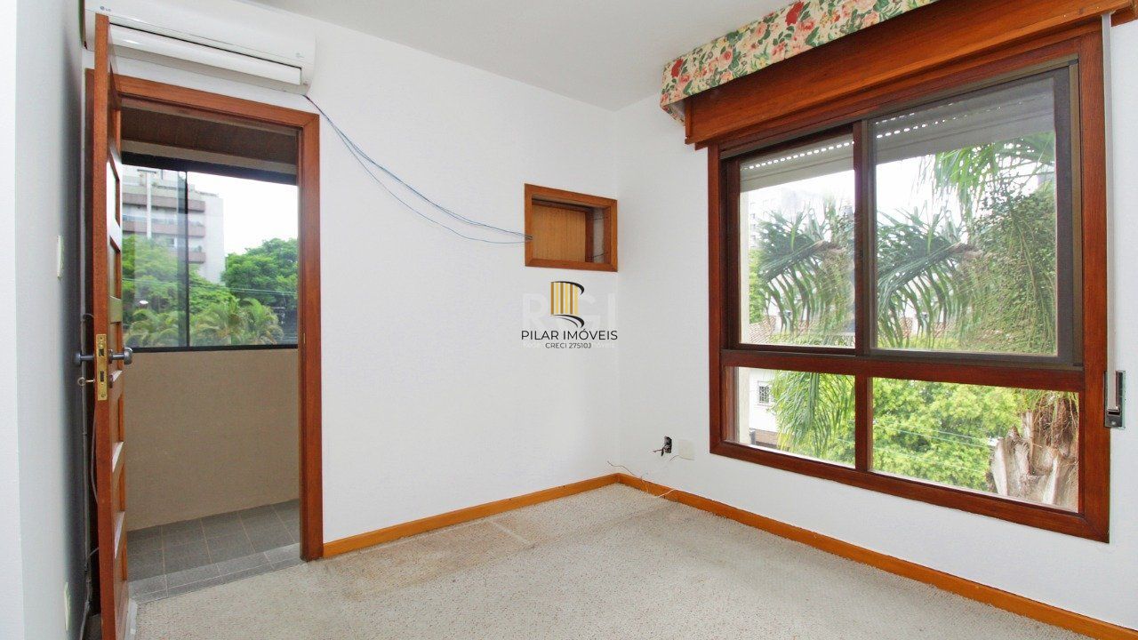Apartamento de dois dormitórios e uma vaga de garagem na Rua Marcelo Gama, bairro Auxiliadora em Porto Alegre.