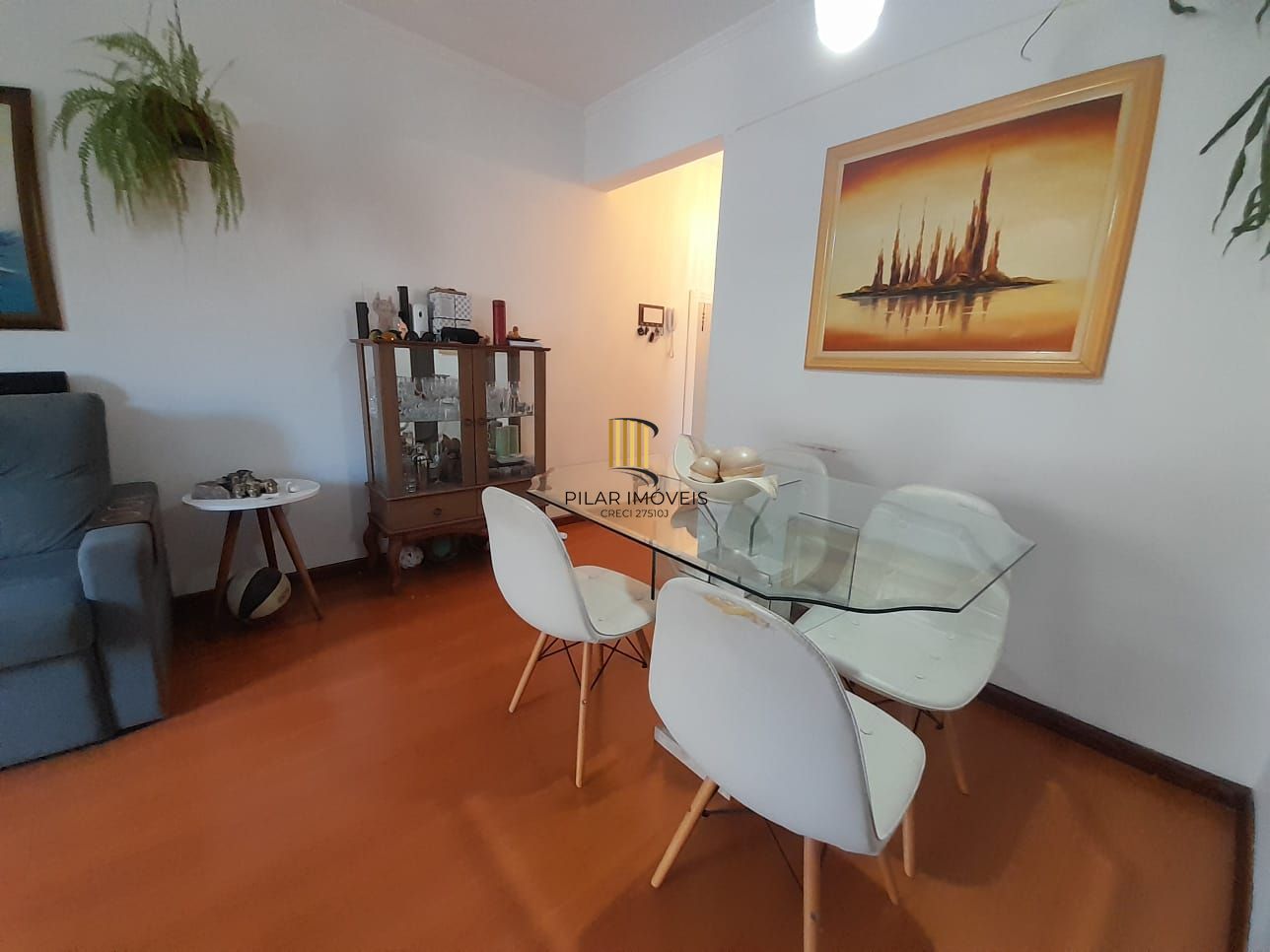 Apartamento de dois quartos e uma vaga de garagem em condomínio com infraestrutura de lazer e segurança.