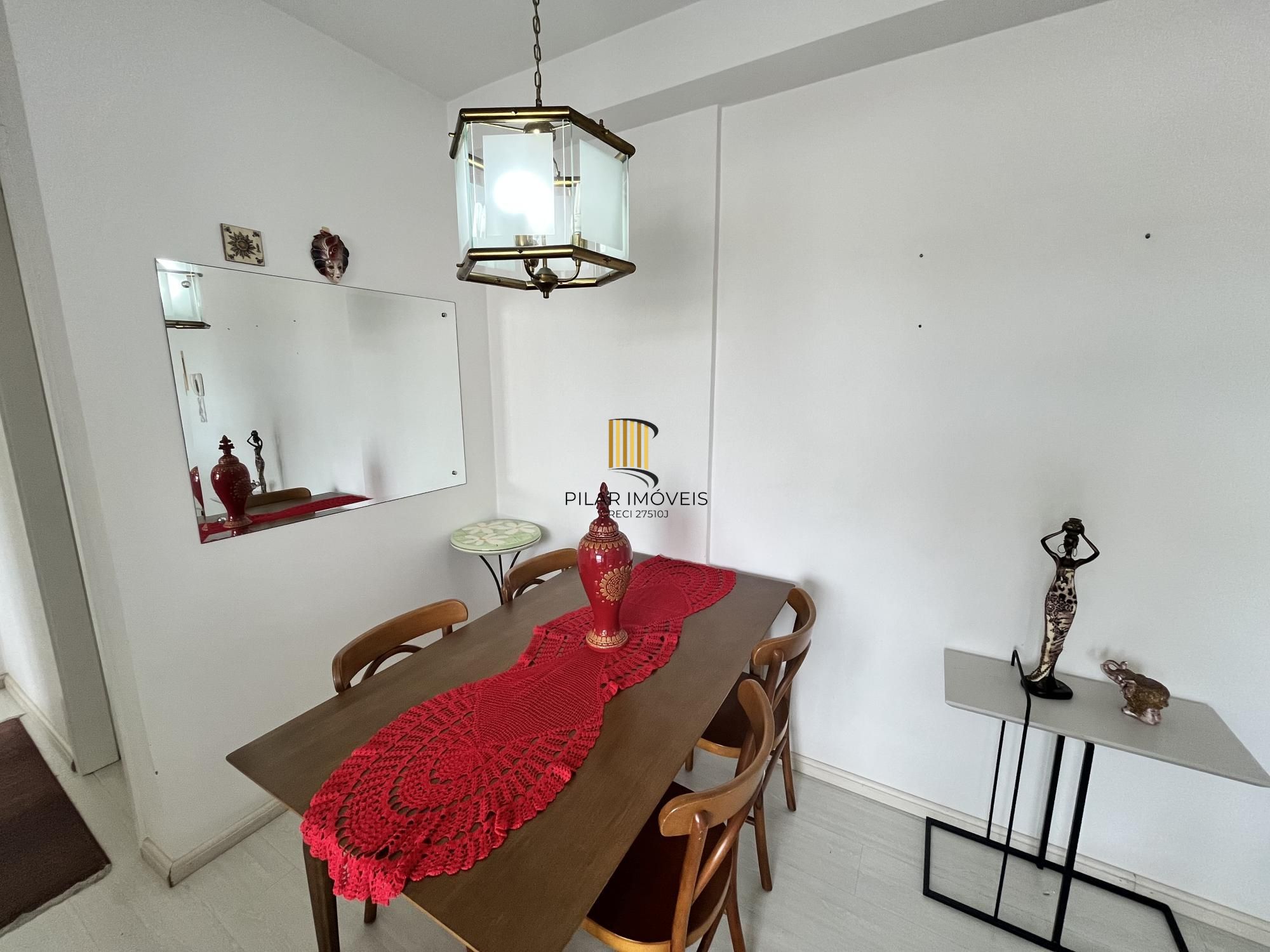 Apartamento de 2 quartos, suíte e 1 vaga de garagem no bairro Azenha em POA/RS