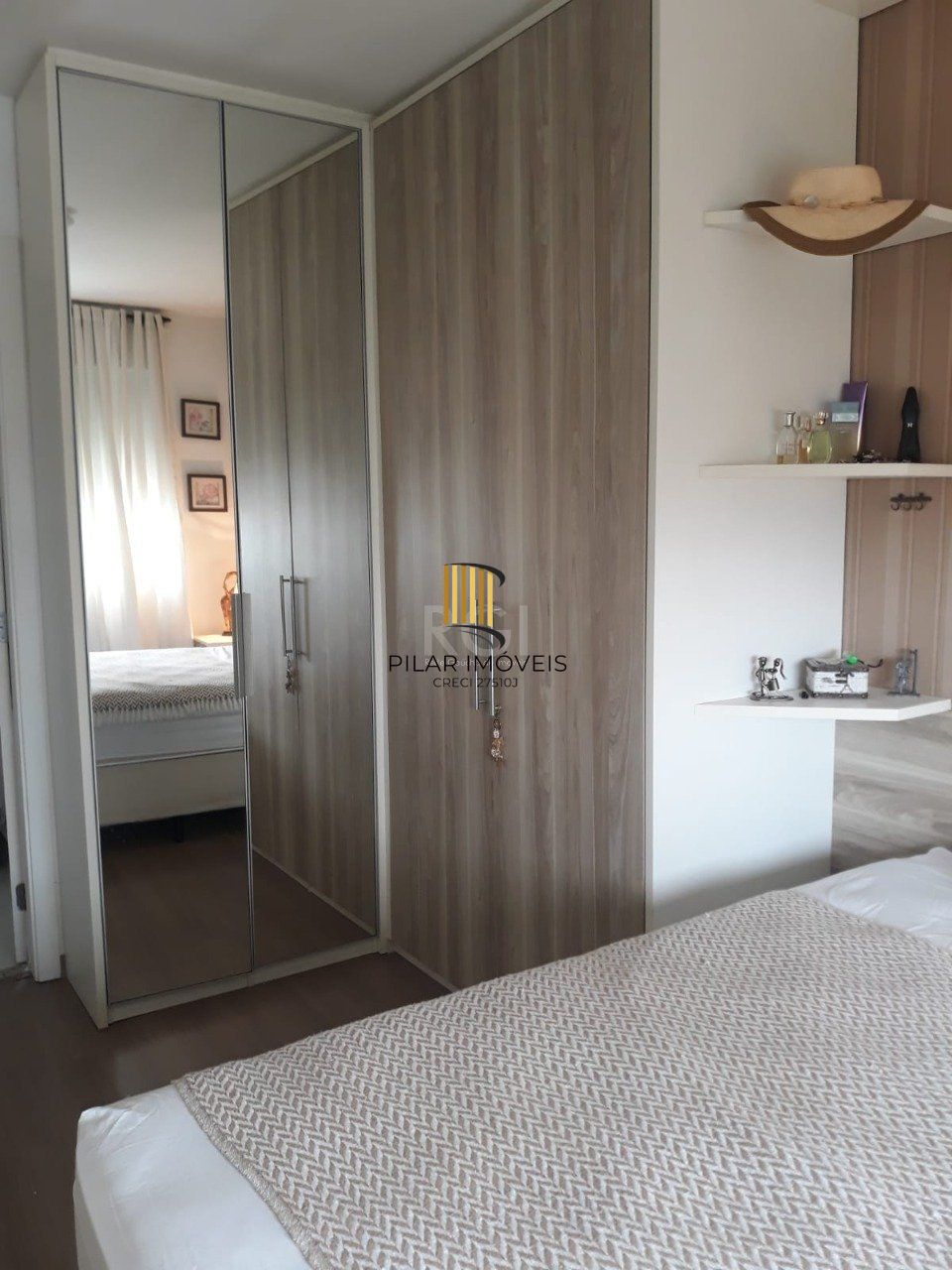 Apartamento de três dormitórios, suíte e uma vaga de garagem no bairro Cristo Redentor em Porto Alegre.