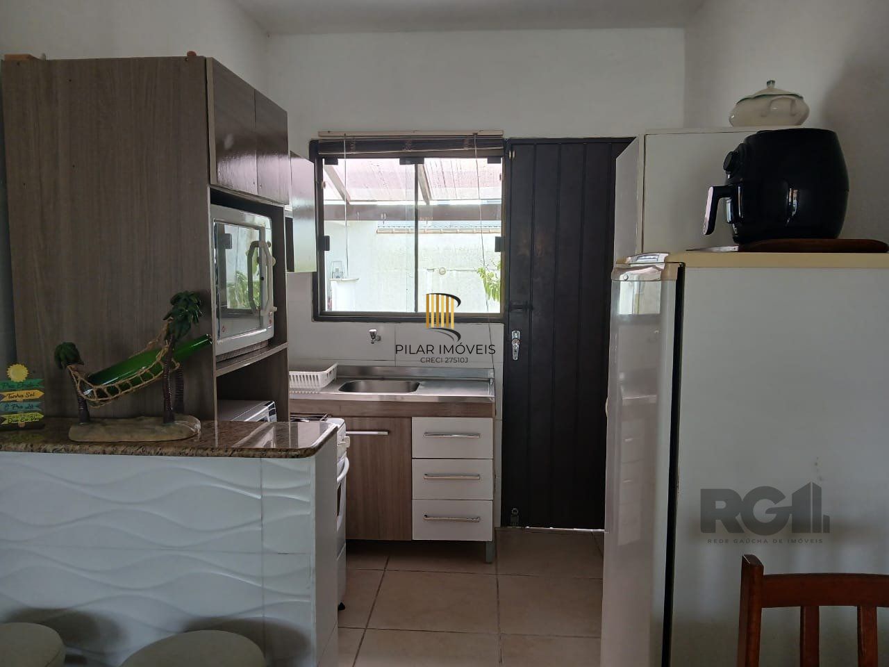 Casa de 2 dormitórios, com banheiro social, e um living em 2 ambientes, com banheiro Social, e cozinha com área de serviço, mais um patio pra 3 carros, e uma piscina nos fundos...