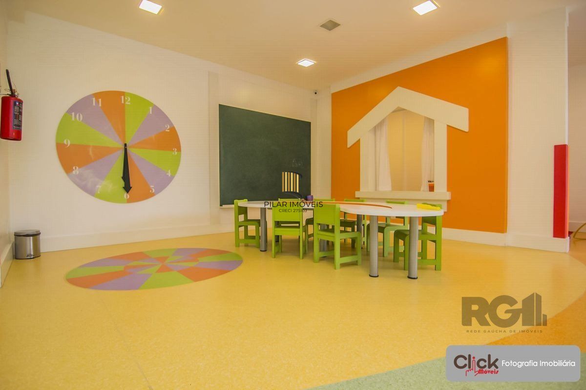 Apartamento 3 dormitórios, suíte, 2 vagas. Andar alto, vista para infraestrutura do condomínio. Semi-mobiliado. 