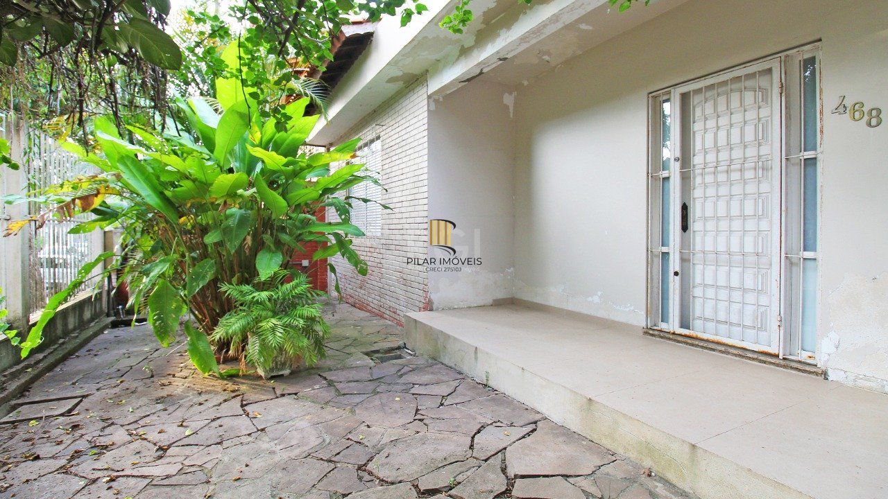 Casa com quatro (4) dormitórios,  duas (2) vagas de garagem, no bairro Passo da Areia em Porto Alegre.