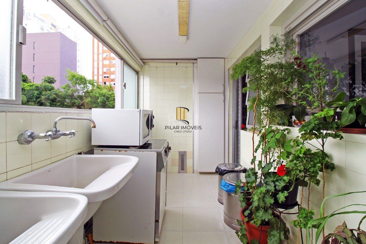 Apartamento para Venda - 245.75m², 3 dormitórios, sendo 1 suites, 2 vagas - Moinhos de Vento