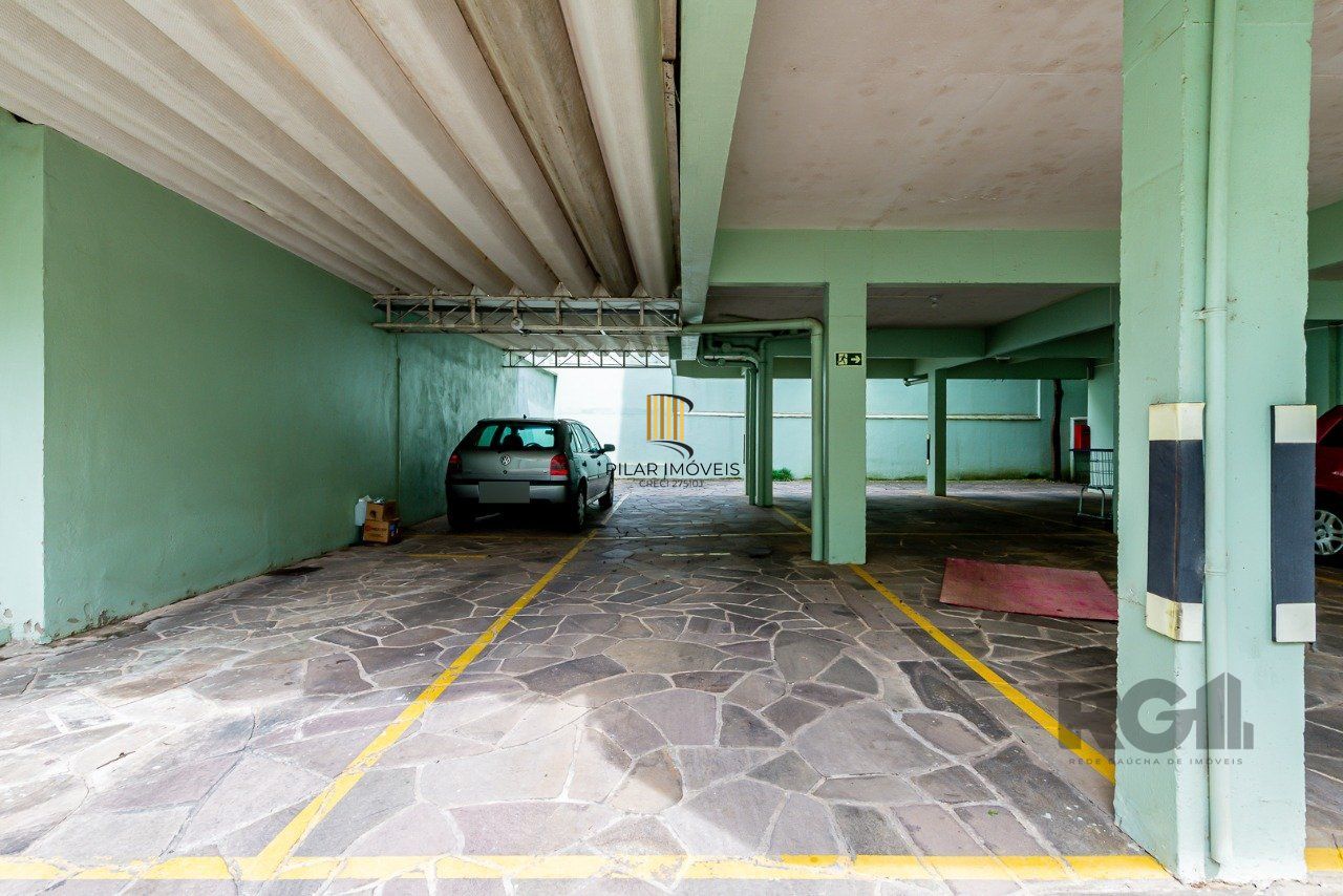 Apartamento de três quartos, suíte e uma vaga de garagem no bairro Petrópolis em Porto Alegre.