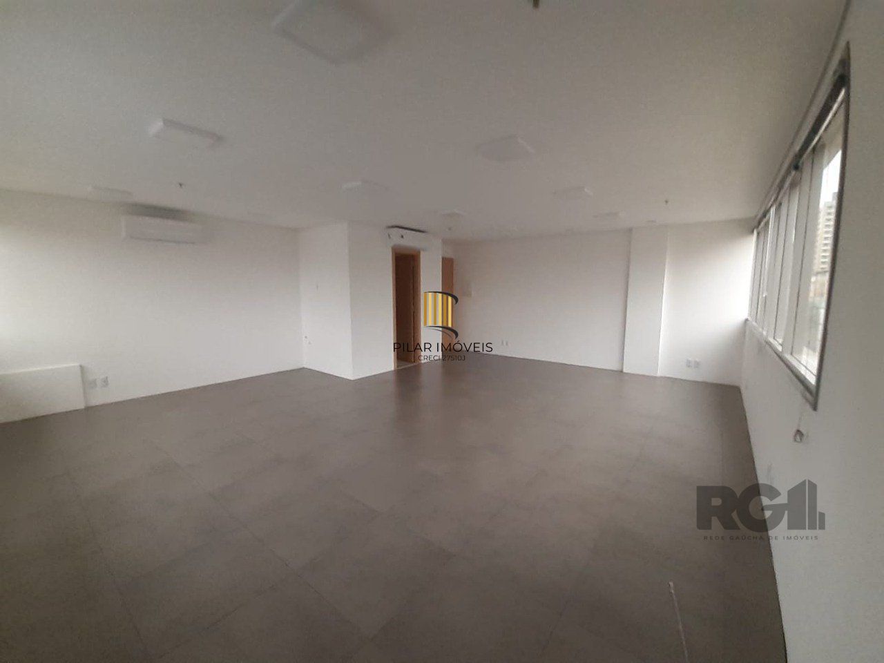 Excelente sala comercial no Menino Deus, com uma vaga de garagem coberta e escriturada.