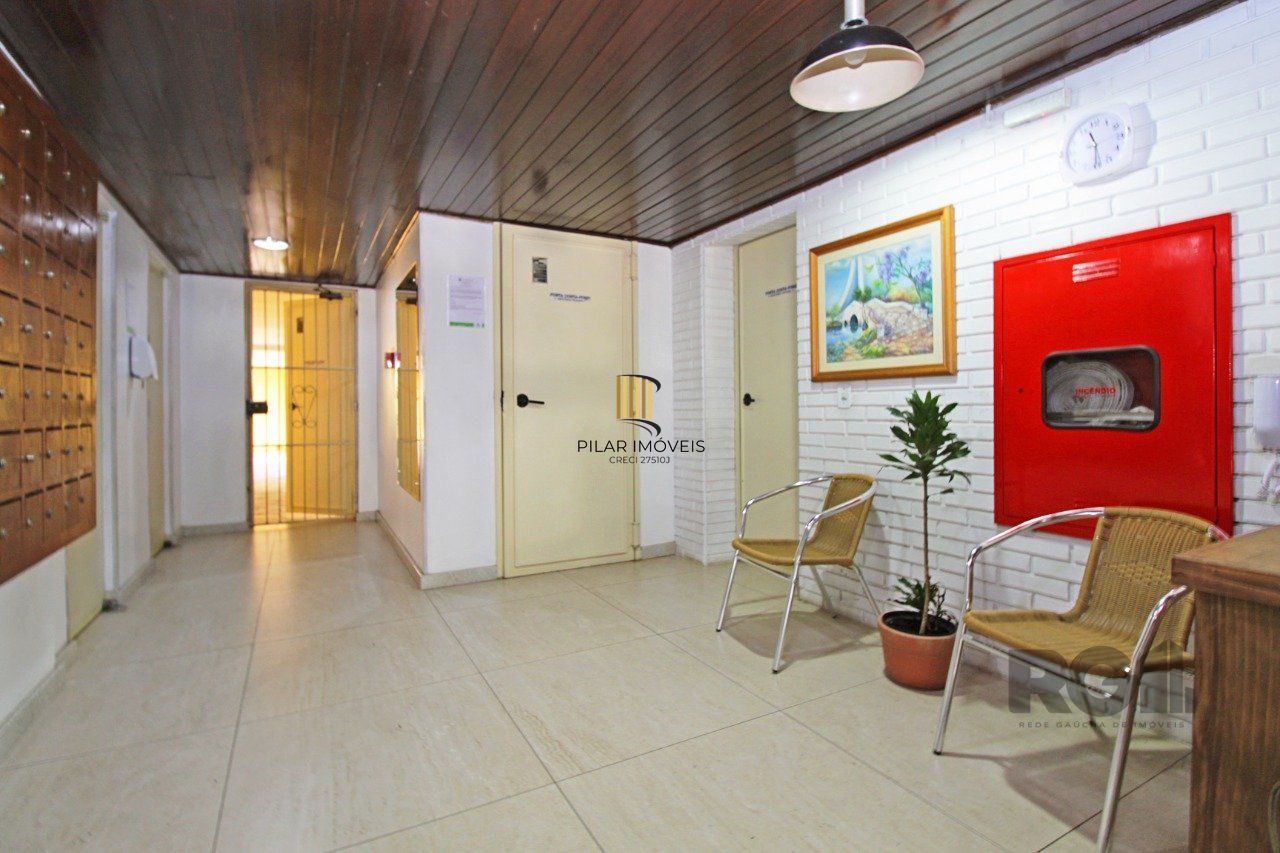 Vende Apartamento de cobertura duplex de 2 dormitórios com garagem escriturada e semi-mobiliado, no bairro Cidade Baixa.