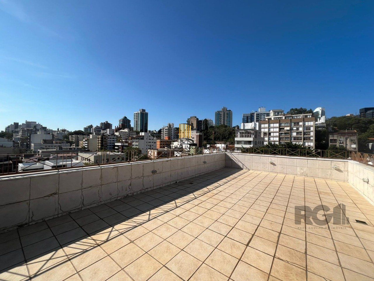 Apartamento de três quartos, suíte, churrasqueira e duas vagas de garagem (box duplo) no bairro Auxiliadora em Porto Alegre.
