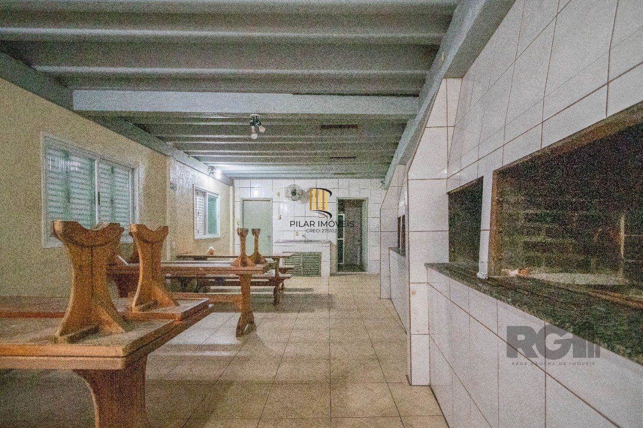 Apartamento de três dormitórios com vaga no Conjunto Residencial Roque Calage, bairro Passo da Areia em Porto Alegre.
