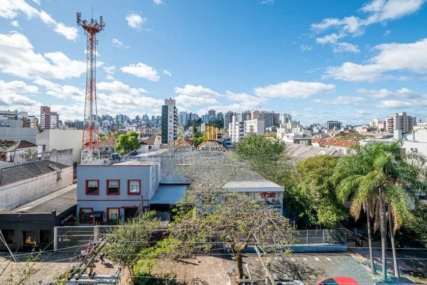 Cobertura desocupada, espaçosa e bem iluminada nos bairros Bom Fim/Rio Branco, com 3 dormitórios, sendo 2 suítes, e 2 vagas cobertas que acomodam até 4 veículos.