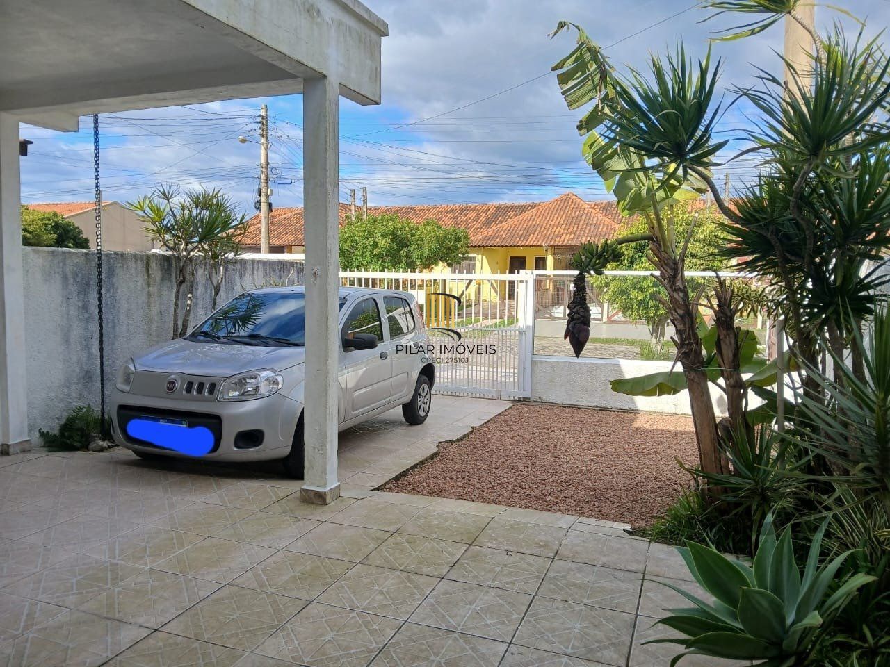 Casa de 2 dormitórios, com banheiro social, e um living em 2 ambientes, com banheiro Social, e cozinha com área de serviço, mais um patio pra 3 carros, e uma piscina nos fundos...