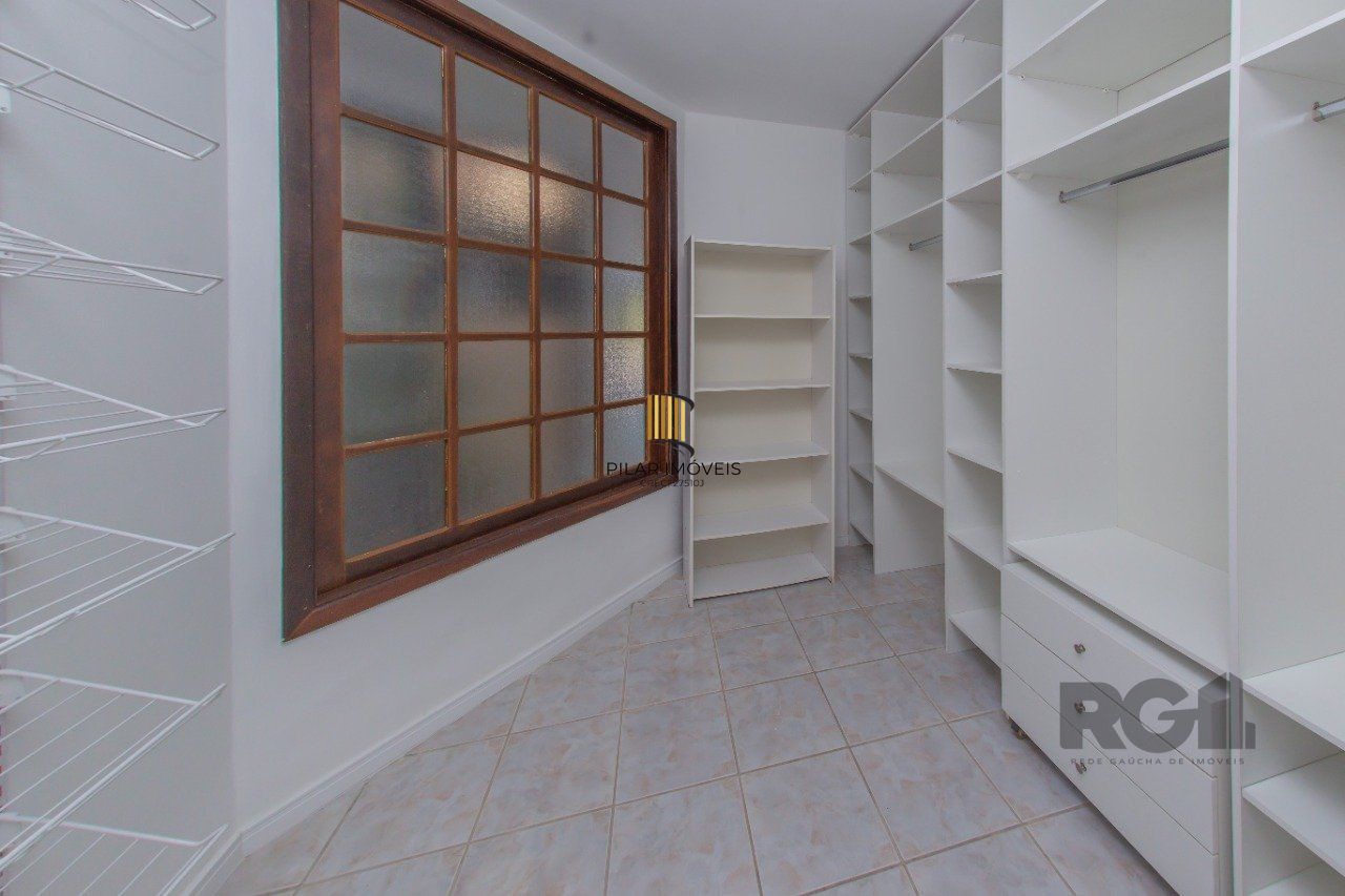Casa de três quartos, suíte e Três vagas de garagem no bairro São João em POA/RS