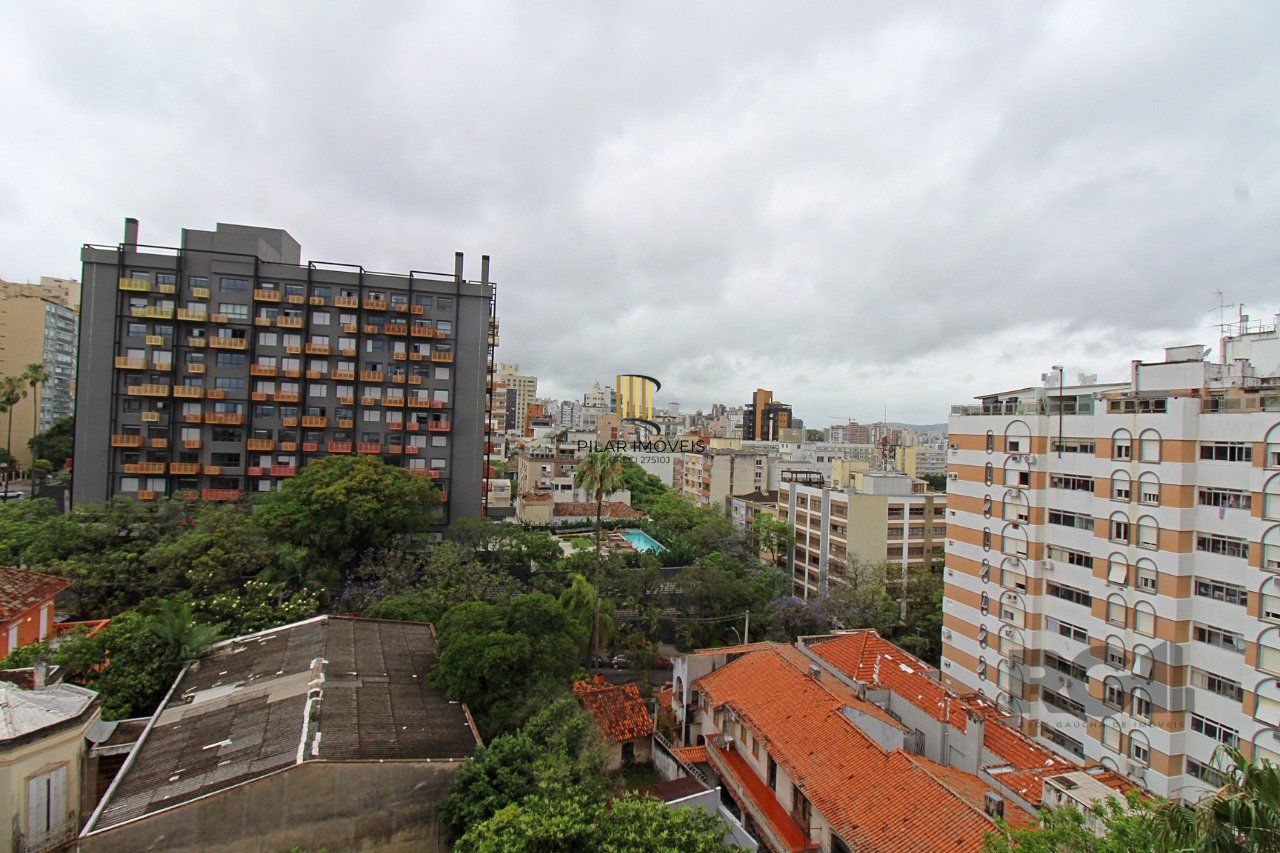 Cobertura de 1 dormitório com uma vaga de garagem no bairro Independência em Porto Alegre