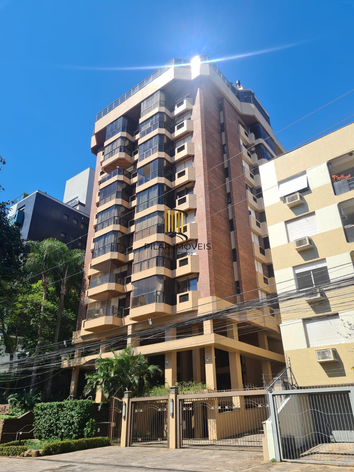 Apartamento de três quartos, suíte e duas vagas de garagem no bairro Mont Serrat em Porto Alere,