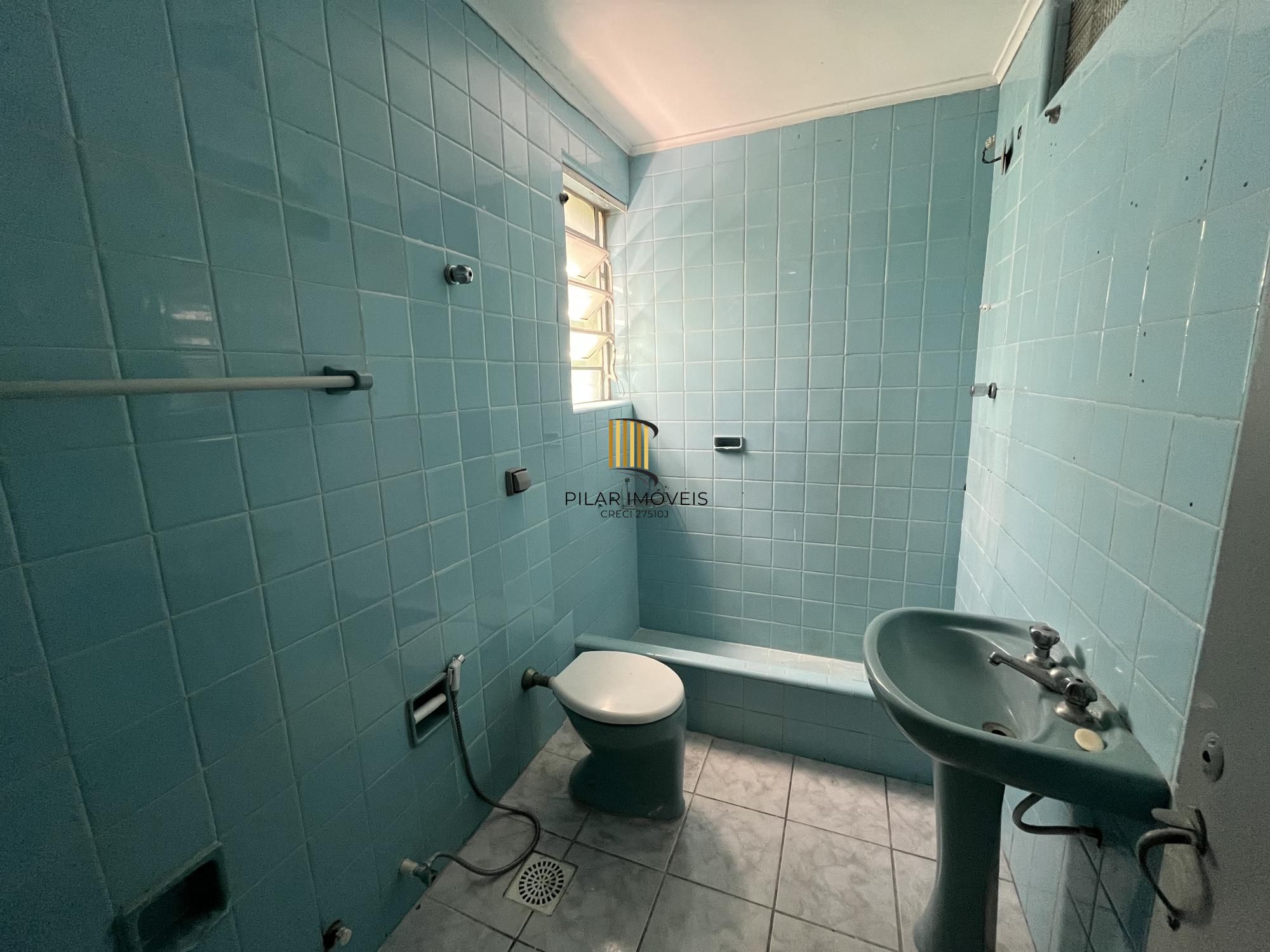 Apartamento de dois quartos em prédio com elevador no bairro Bom Fim em POA/RS