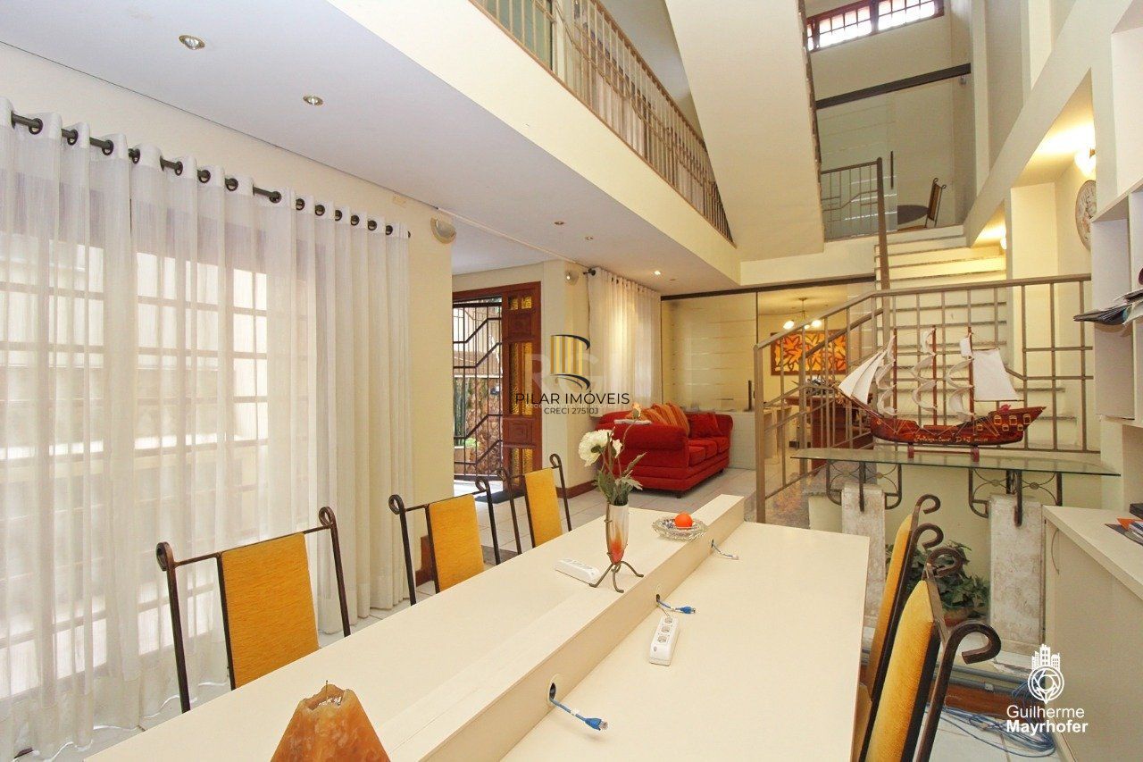 Casa para Venda - 347m², 5 dormitórios, sendo 2 suites, 3 vagas - São João