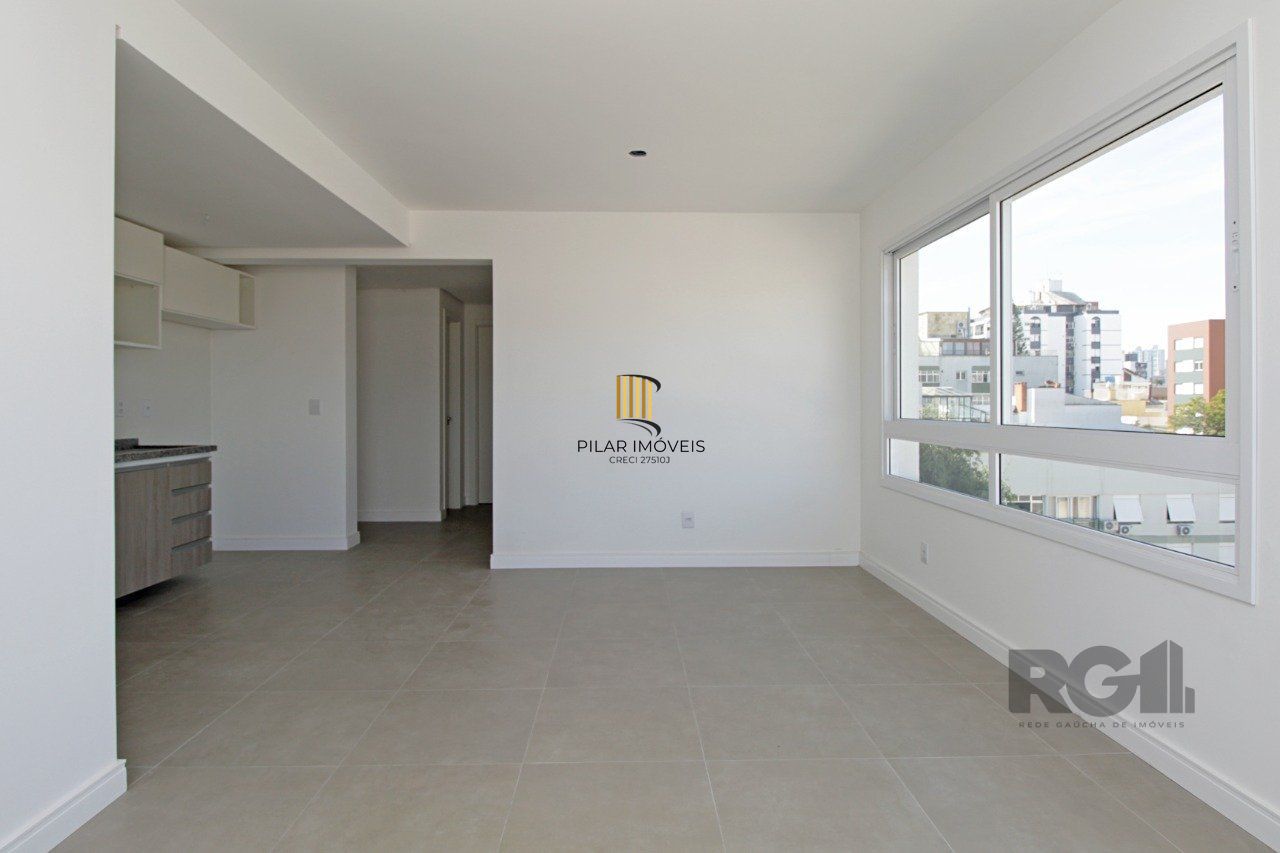 Apartamento de dois dormitórios, suíte e uma vaga de garagem no bairro Petrópolis em Porto Alegre.