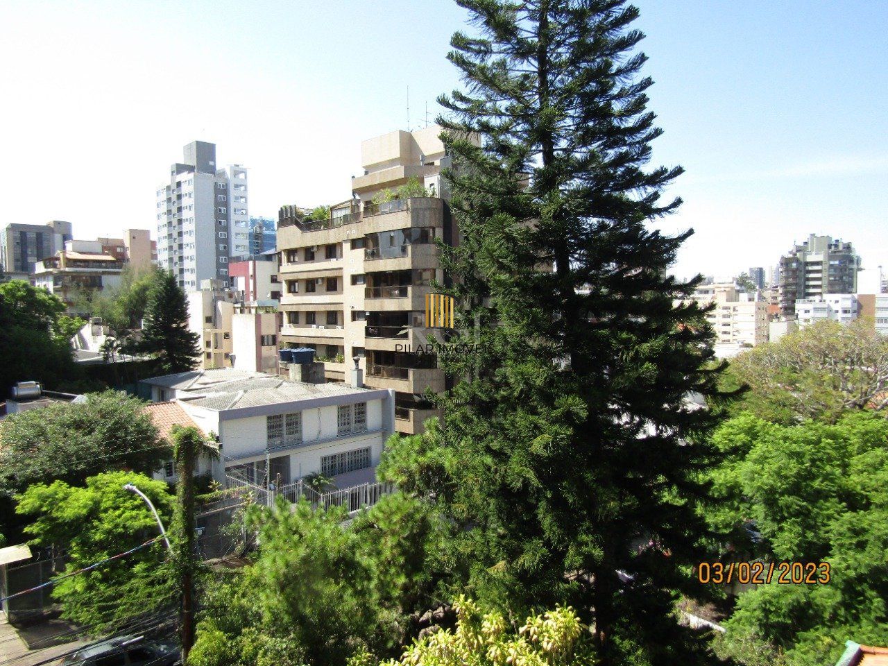Apartamento de dois dormitórios e uma vaga de garagem na Rua Marcelo Gama, bairro Auxiliadora em Porto Alegre.