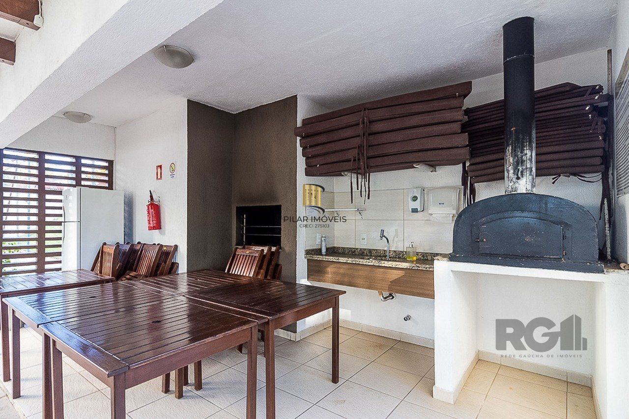   Excelente apartamento semi mobiliado de 3 quartos (dormitórios) transformados em 2 quartos, suíte, churrasqueira e 2 vagas de garagem no bairro Jardim Carvalho em Porto Alegre.