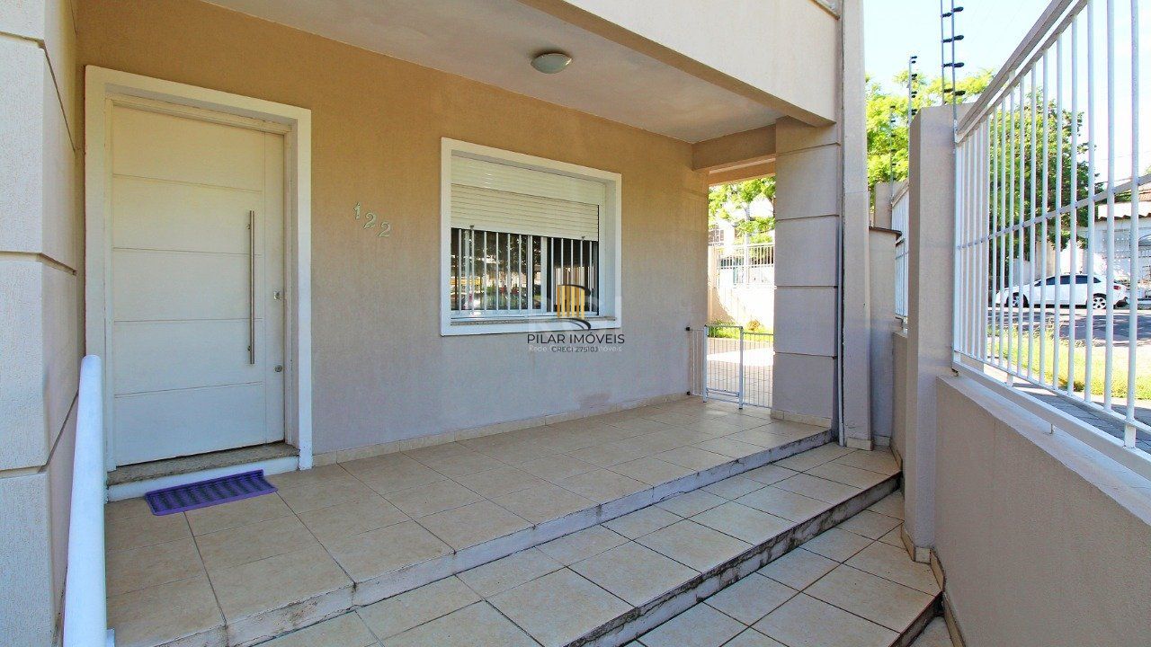 Casa térrea de 2 dormitórios e 3 vagas de garagem na Vila Ipiranga em Porto Alegre.