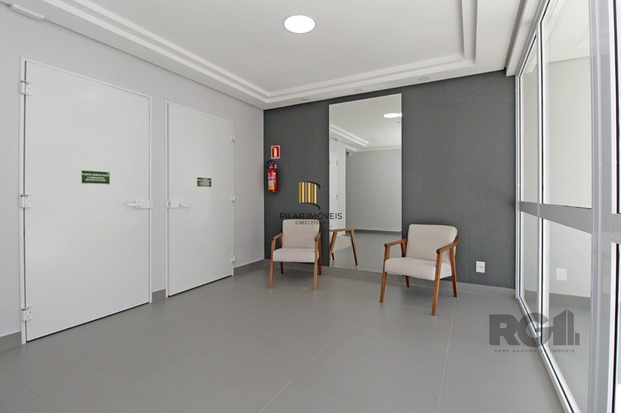 Apartamento de dois dormitórios, suíte e uma vaga de garagem no bairro Petrópolis em Porto Alegre.