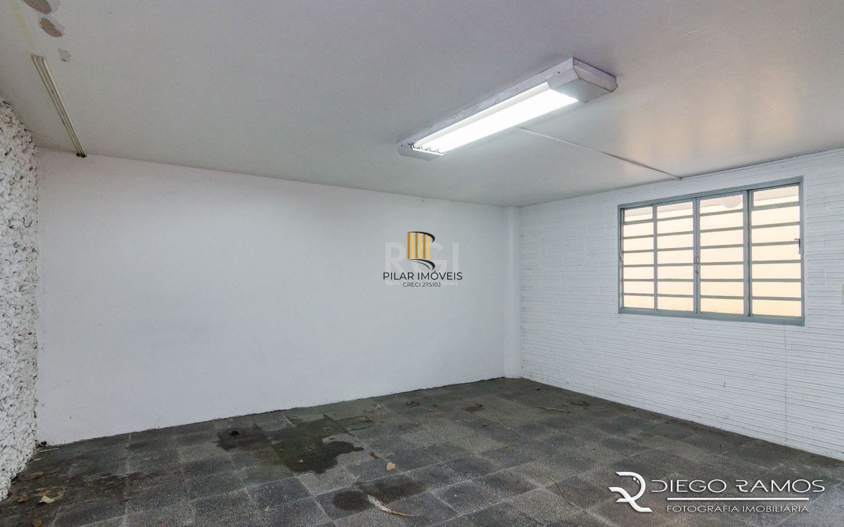 Venda de casa residencial 25,00m x 80,00m- Menino Deus. 4 vagas, 4 dormitórios, sendo 1 suíte, 1 varanda, lareira e churrasqueira.