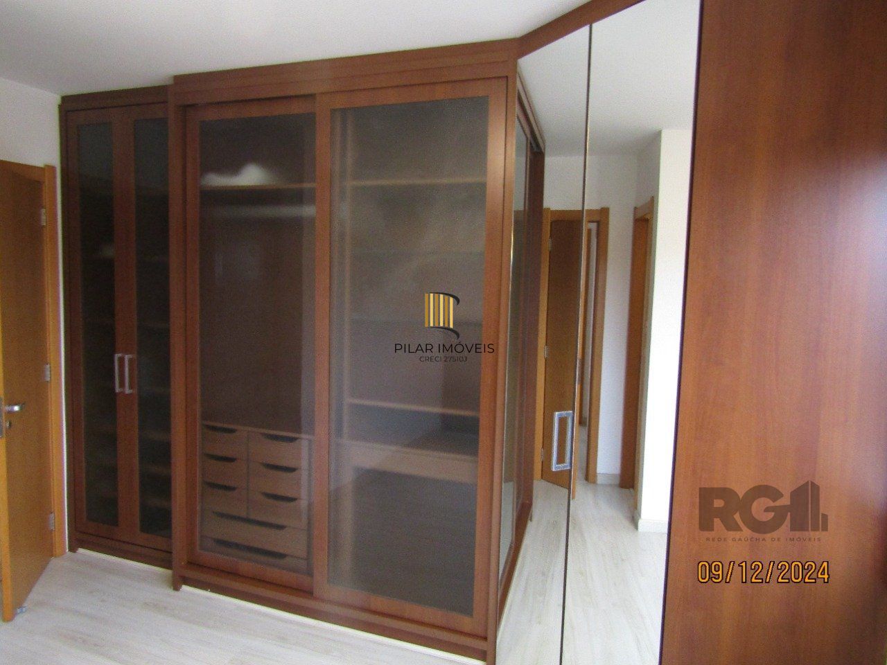 Apartamento de três dormitórios, suíte e duas vagas de garagem no bairro Higienópolis em Porto Alegre.