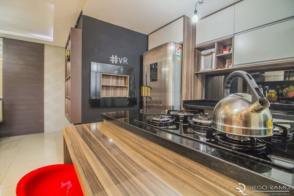 Vende apartamento de 3 quartos, sendo 1 suíte, mobiliado, 1 vaga coberta e escriturada, no Jardim Lindóia - Porto Alegre