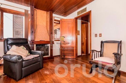 Cobertura para Venda - 244m², 3 dormitórios, sendo 1 suites, 2 vagas - Petrópolis