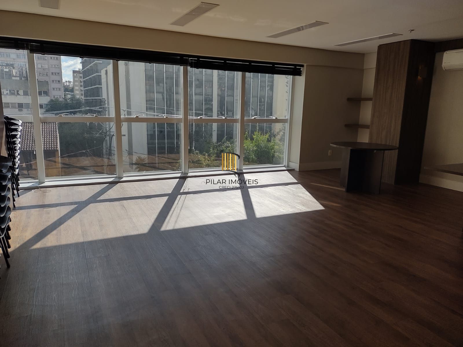 Sala comercial com 2 vagas de garagem escrituradas - Pilar Imóveis