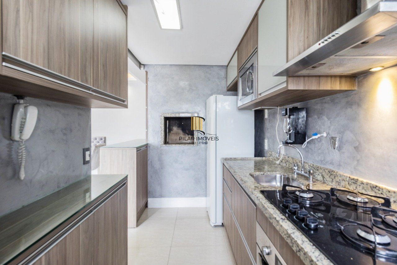   Excelente apartamento semi mobiliado de 3 quartos (dormitórios) transformados em 2 quartos, suíte, churrasqueira e 2 vagas de garagem no bairro Jardim Carvalho em Porto Alegre.