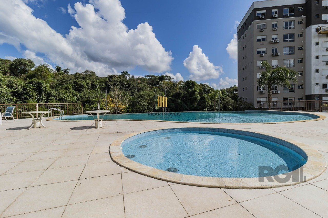   Excelente apartamento semi mobiliado de 3 quartos (dormitórios) transformados em 2 quartos, suíte, churrasqueira e 2 vagas de garagem no bairro Jardim Carvalho em Porto Alegre.