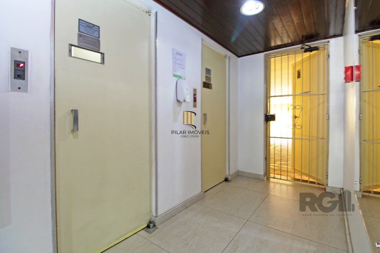 Vende Apartamento de cobertura duplex de 2 dormitórios com garagem escriturada e semi-mobiliado, no bairro Cidade Baixa.
