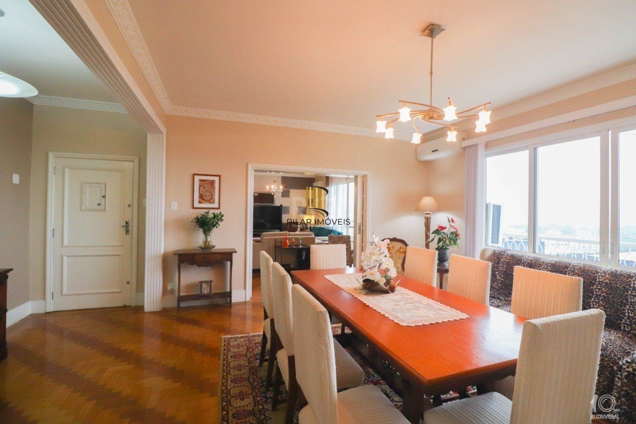 Apartamento á venda com 3 dormitórios com 1 suíte com sacada + 2 sacadas na sala e living, 233,85M²  e 1 vaga de garagem escriturada e coberta, no Bairro Independência em Porto Alegre.