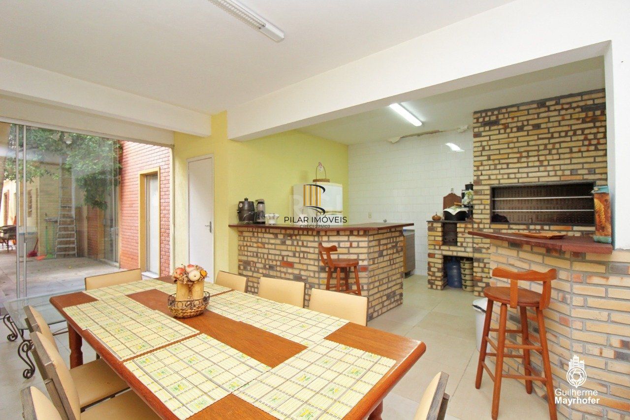 Casa para Venda - 347m², 5 dormitórios, sendo 2 suites, 3 vagas - São João
