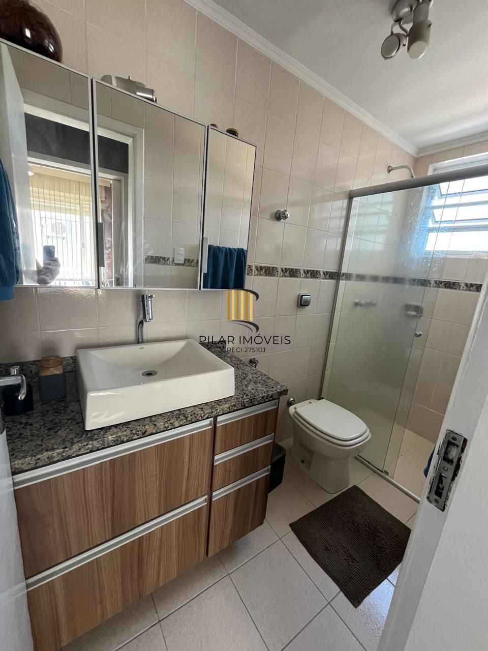 Apartamento de 2 quartos, 2 banheiros e 1 vaga de garagem no bairro Santana POA