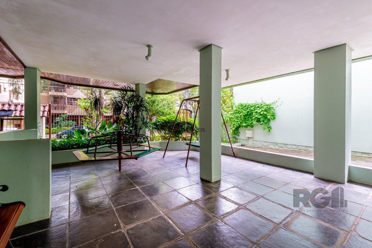 Apartamento de três quartos, suíte e uma vaga de garagem no bairro Petrópolis em Porto Alegre.