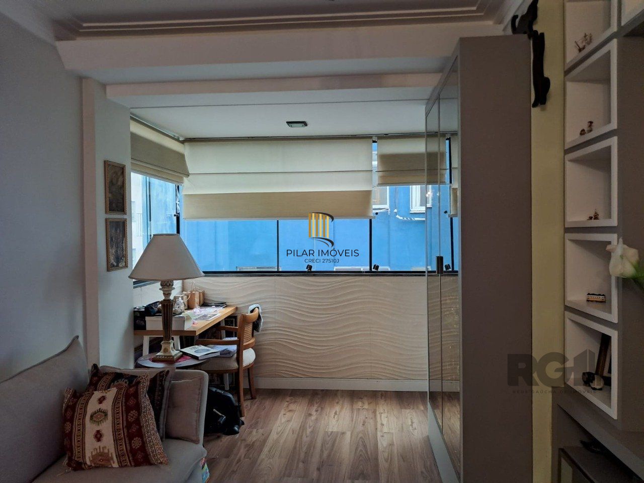Apartamento de dois quartos, suíte e uma vaga de garagem no bairro Santana em Porto Alegre.