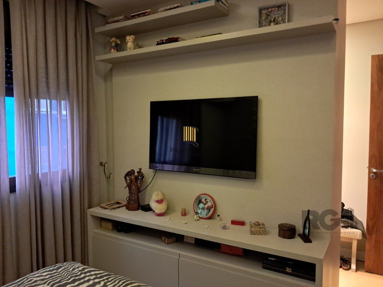 Apartamento de dois quartos, suíte e uma vaga de garagem no bairro Santana em Porto Alegre.