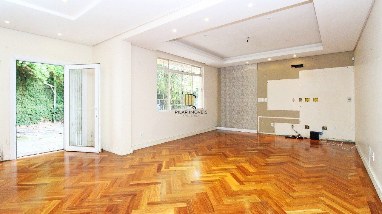 Casa com quatro (4) dormitórios,  duas (2) vagas de garagem, no bairro Passo da Areia em Porto Alegre.