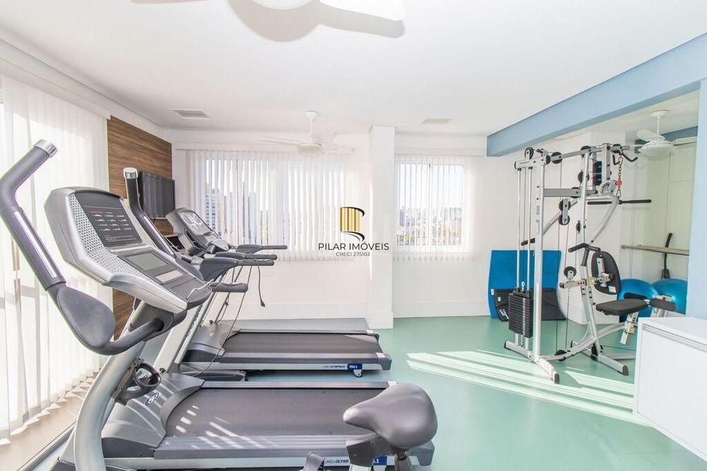 Apartamento de 2 quartos, suíte e 1 vaga de garagem no bairro Azenha em POA/RS