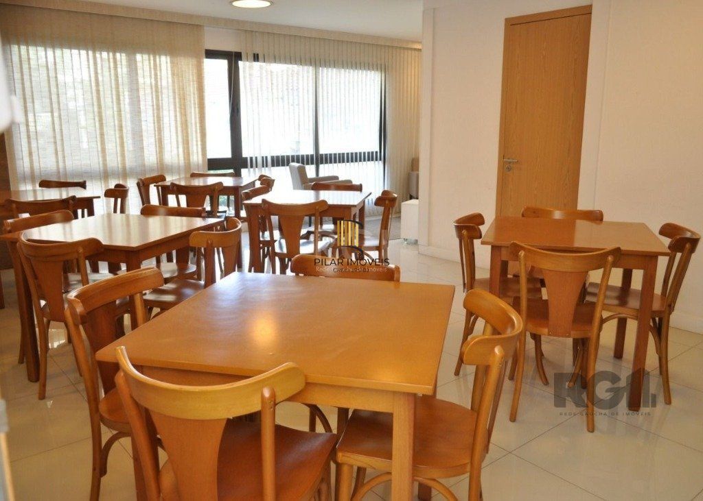 Apartamento de um quarto, suíte e uma vaga de garagem no bairro Santa Cecilia em Porto Alegre.