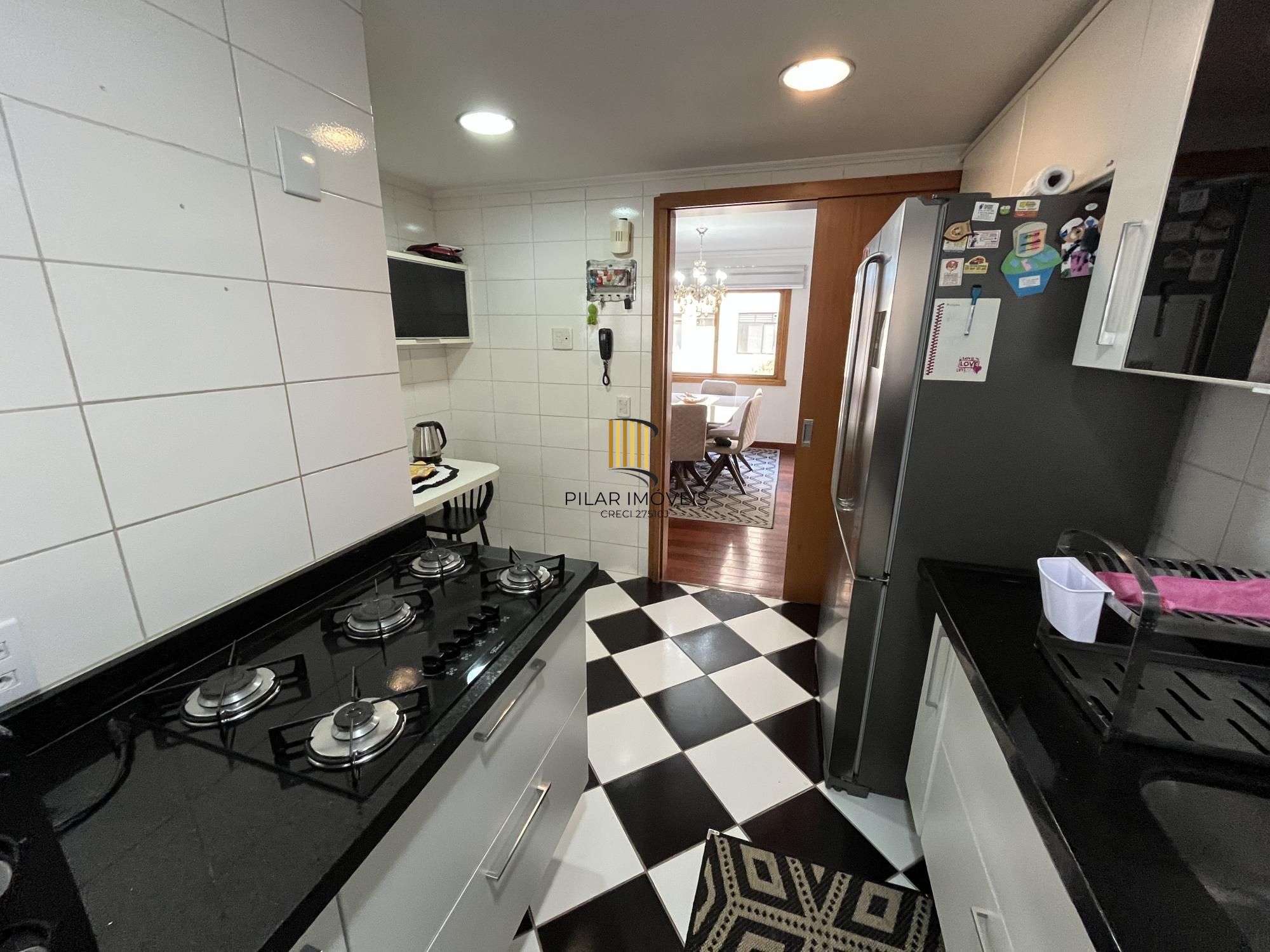 Apartamento de 3 quartos, suíte e 2 vagas de garagem no bairro Santana em POA