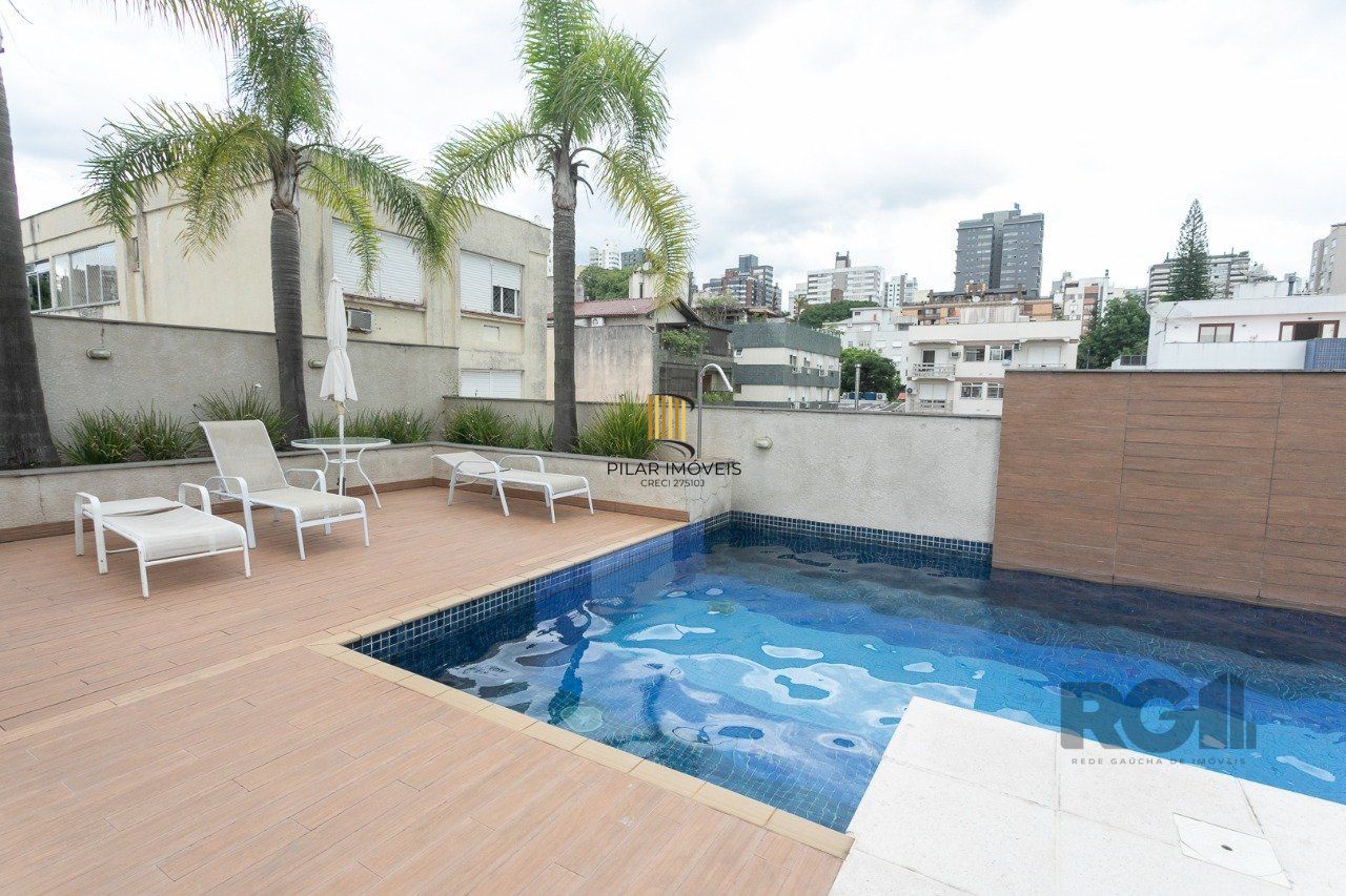 Apartamento semimobiliado e decorado no bairro Auxiliadora, com 91 m²