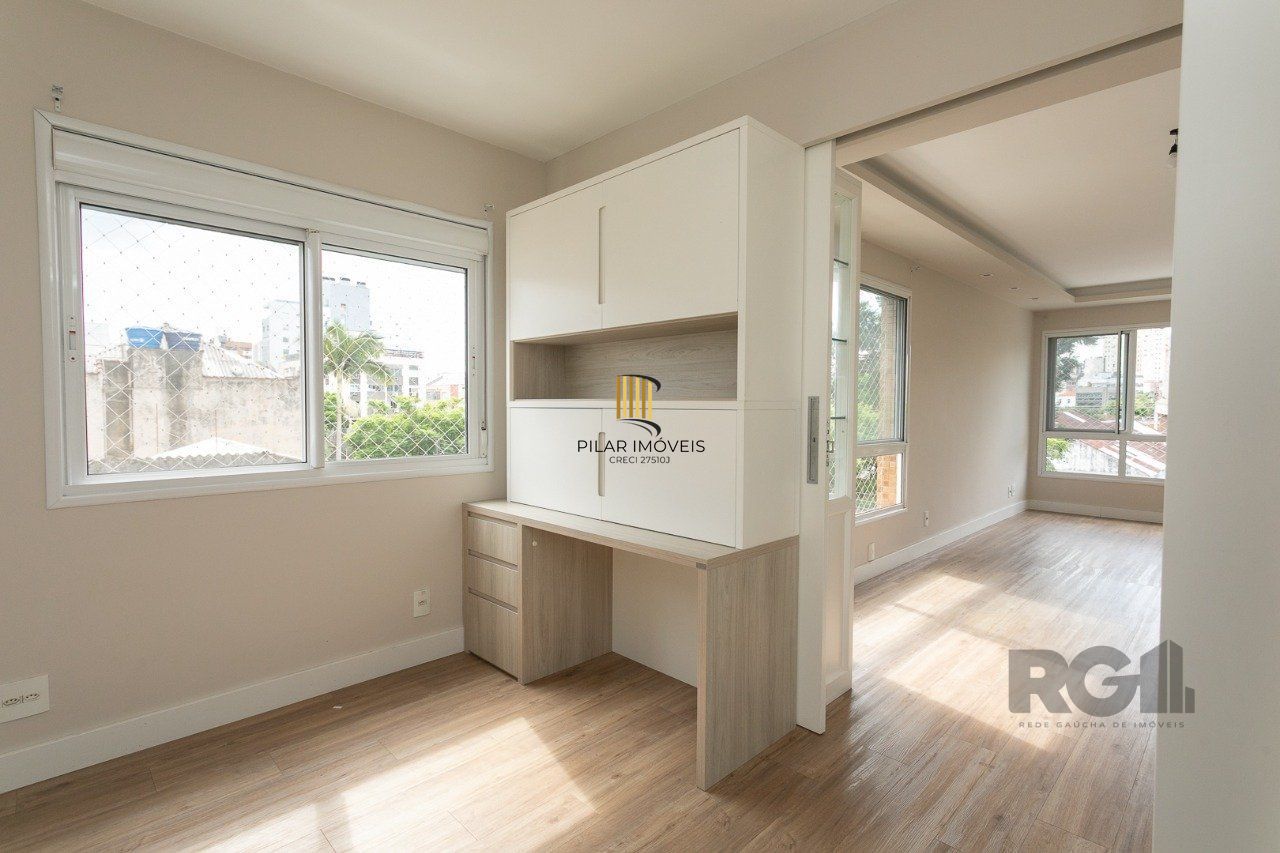 Apartamento semimobiliado e decorado no bairro Auxiliadora, com 91 m²